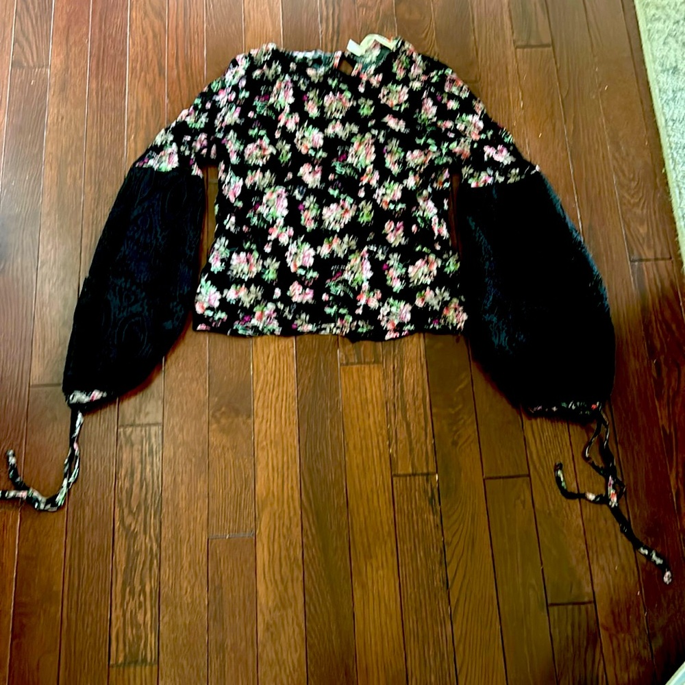 Flower print lace sleeve shirt